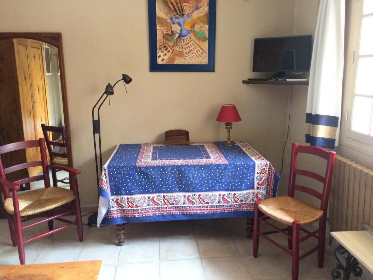 Chambre Dans Villa Charmante ヴァラブレーグ エクステリア 写真